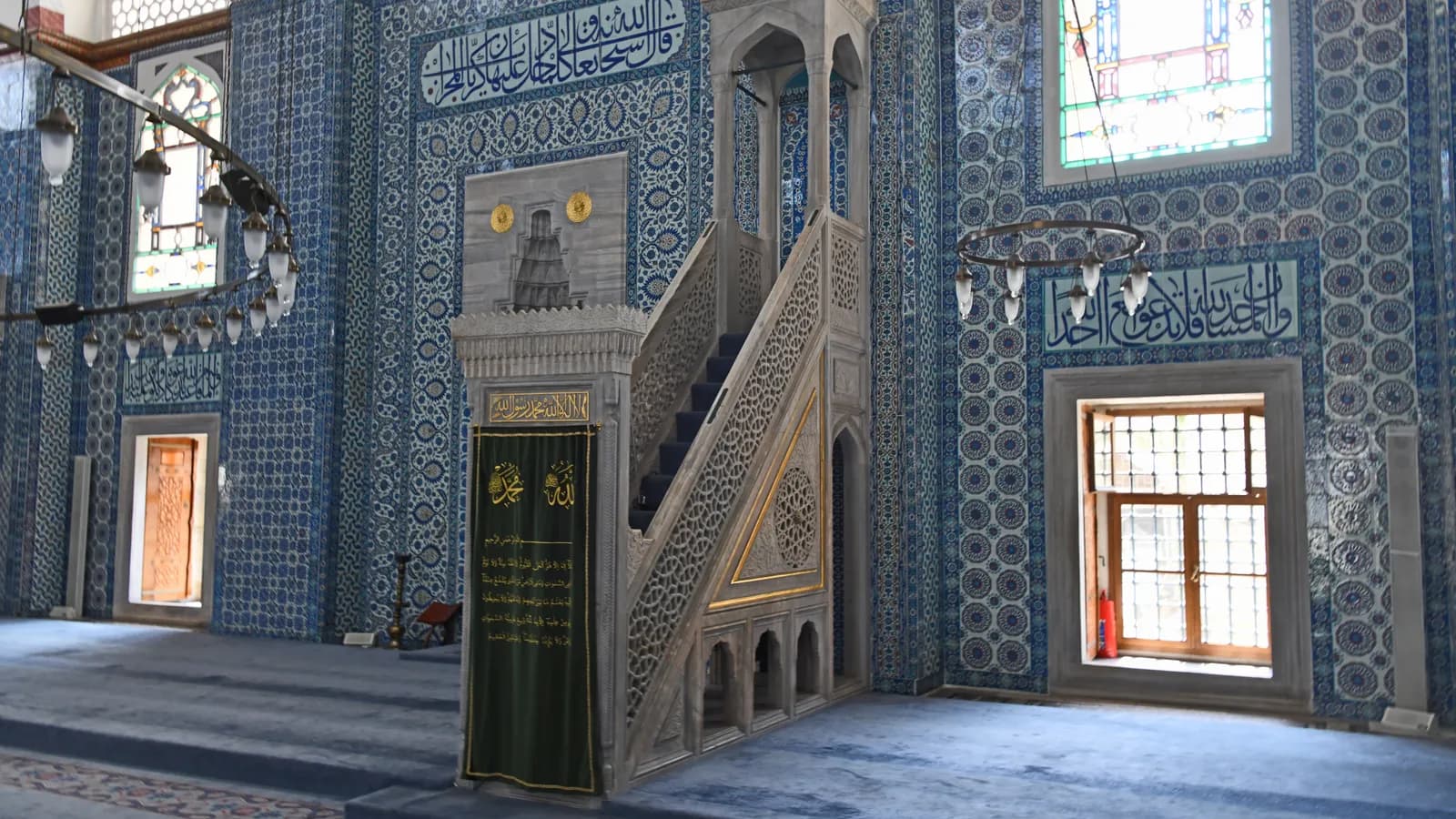 Le minbar de marbre de la mosquée Rüstem Pacha, à Istanbul, entre des murs couverts de faïences bleues d’Iznik