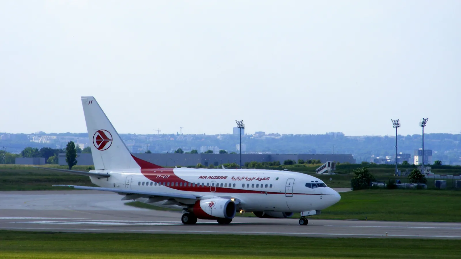 Un Boeing 737 d’Air Algérie roule sur la piste de l’aéroport de Paris-Orly
