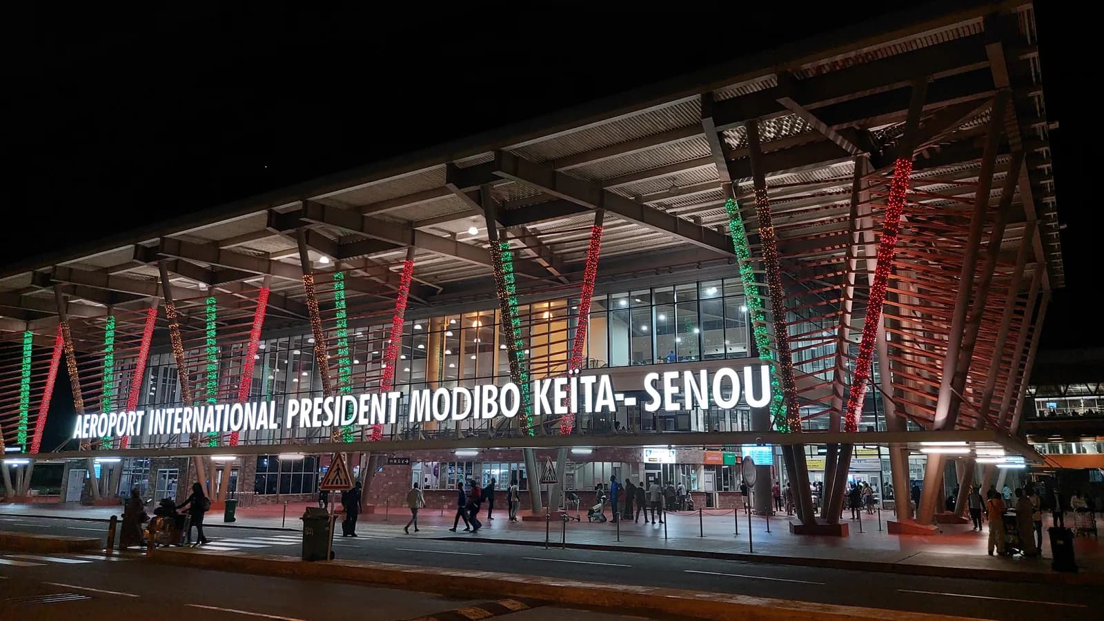 L’aérogare de l’aéroport international Président-Modibo-Keïta de Bamako-Sénou, illuminée de nuit