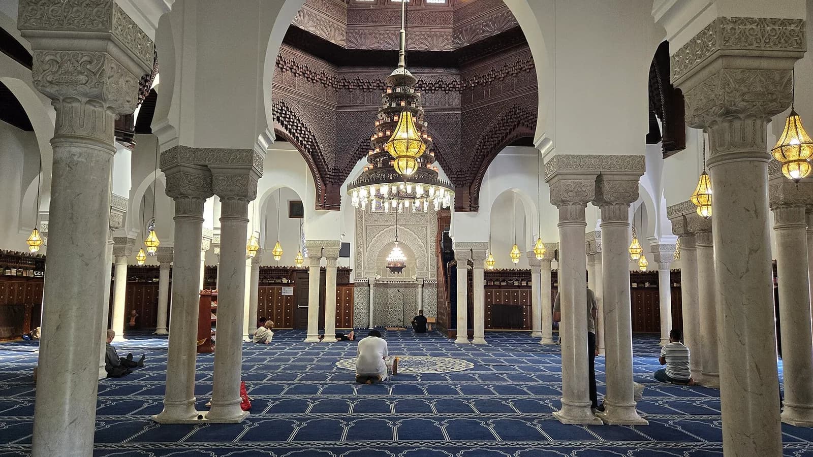 Salle de prière de la Grande Mosquée de Paris, colonnes de marbre et tapis bleu